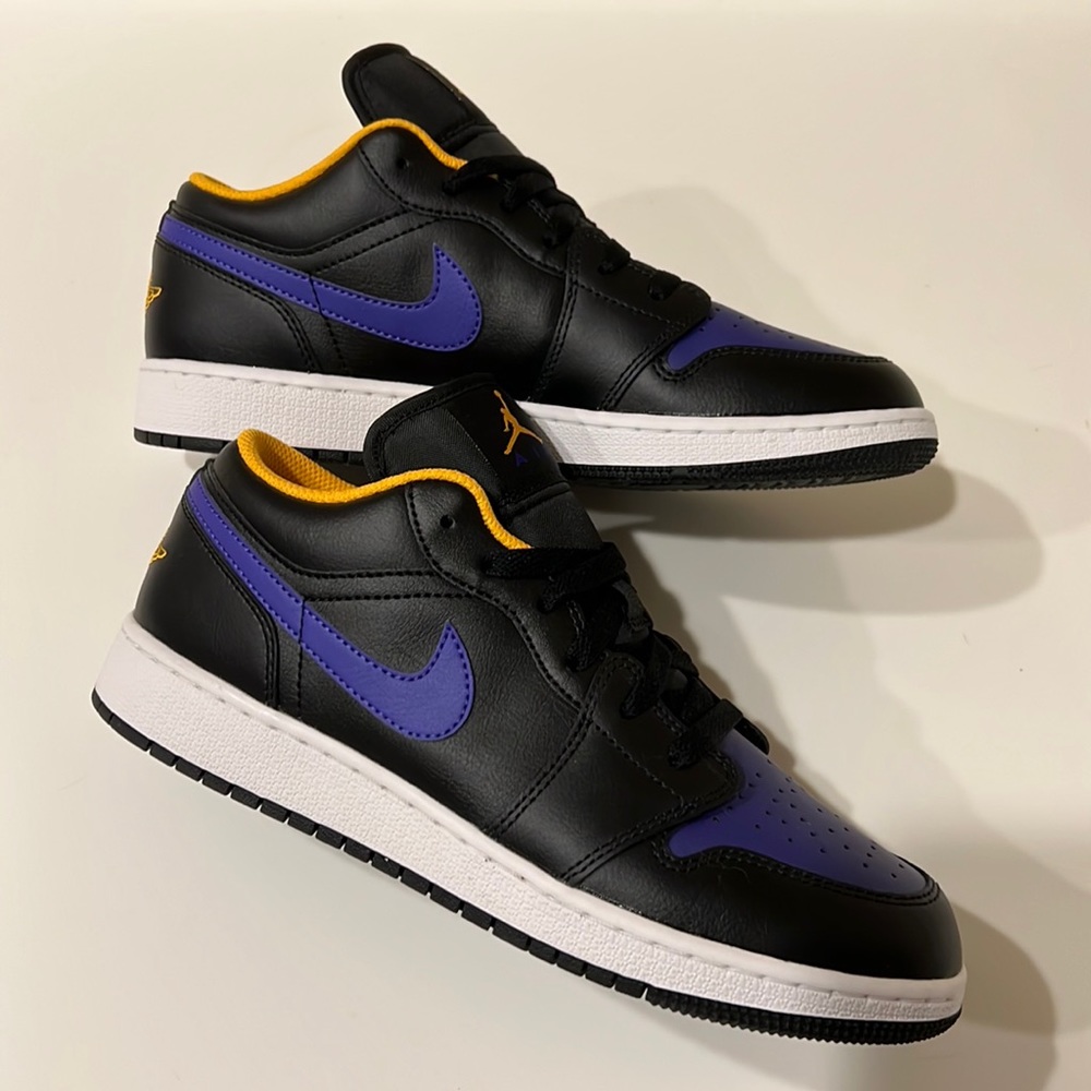 Jordan 1 low purple/yellow 7Y